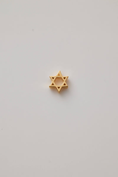 The reverse side of the Star of David charm is crafted from polished 18-karat gold with a sleek finish. This charm showcases two interlocking triangles that form the iconic six-pointed star, symbolizing unity and heritage.