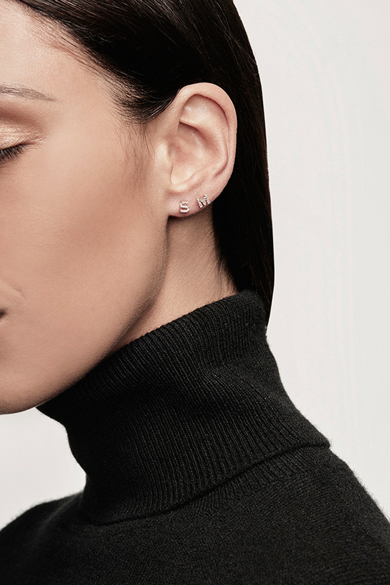 Single 18k gold letter stud earring pavé set with Round Brilliant-cut diamonds, shown as a personalised initial design.