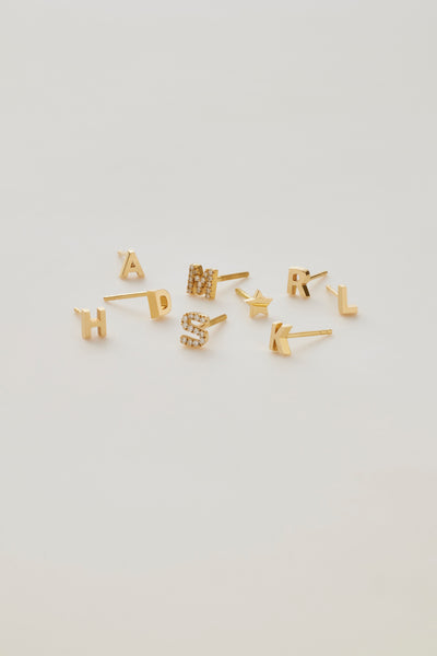Single 18k gold letter stud earring pavé set with Round Brilliant-cut diamonds, shown as a personalised initial design.